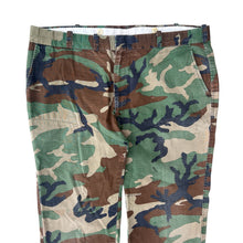 Load image into Gallery viewer, Vintage Camo L.L. Bean Pants
