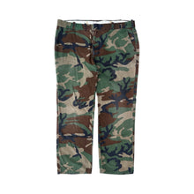Load image into Gallery viewer, Vintage Camo L.L. Bean Pants
